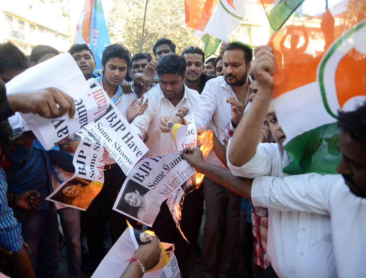 Mumbai Youth Congress President Ganeshkumar Yadav with Youth Congress Team Protest at Kalina University.