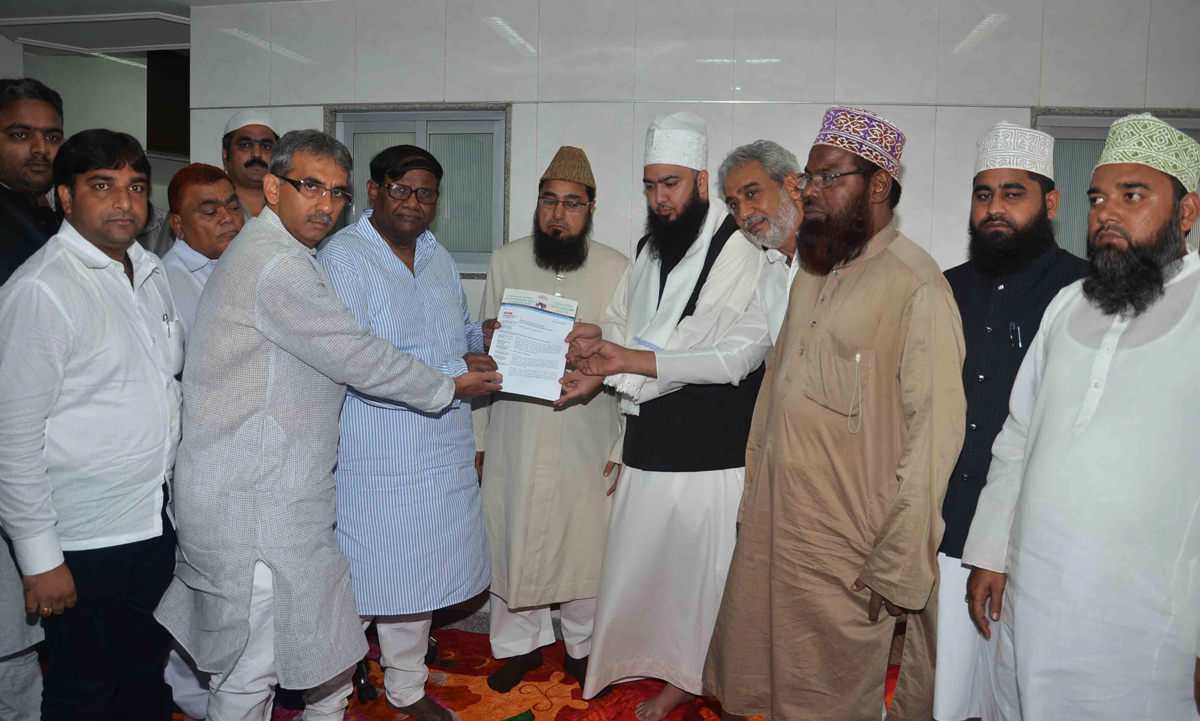 MOULANA MOINUDDIN ASHRAF ASHARAFI URF MOIN MIYAN & MUSLIMS ULEMA'S DELEGATION MEETS NEWLY MUMBAI CONGRESS PRESIDENT JANARDAN CHANDURKAR AT JAMIA QADRIA ASHRAFIYA HEAD OFFICE DO TANKI SONAPUR .