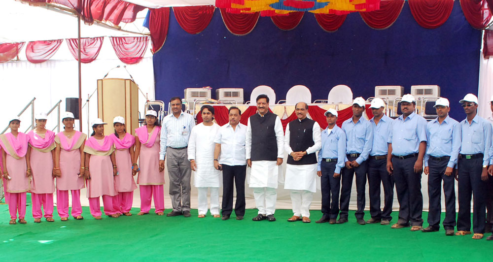 CHIEF MINISTER PRITHVIRAJ CHAVAN ,MINISTER NARAYANRAO RANE & MPCC.PPRESIDENT MANIKRAO THAKARE AT JAITAPUR.