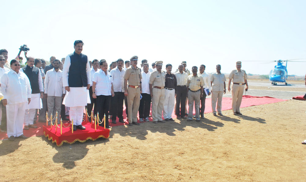 CHIEF PRITHVIRAJ CHAVAN MINISTER NARAYANRAO RANE & MPCC.PRESIDENT AT JAITAPUR.