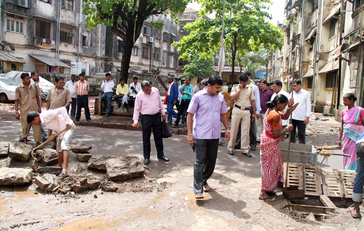 "स्वच्छता अभियान"-२०१२ AT MAZAGAON TADWADI BY CORPORATER MANOJ JAMSUTKAR.