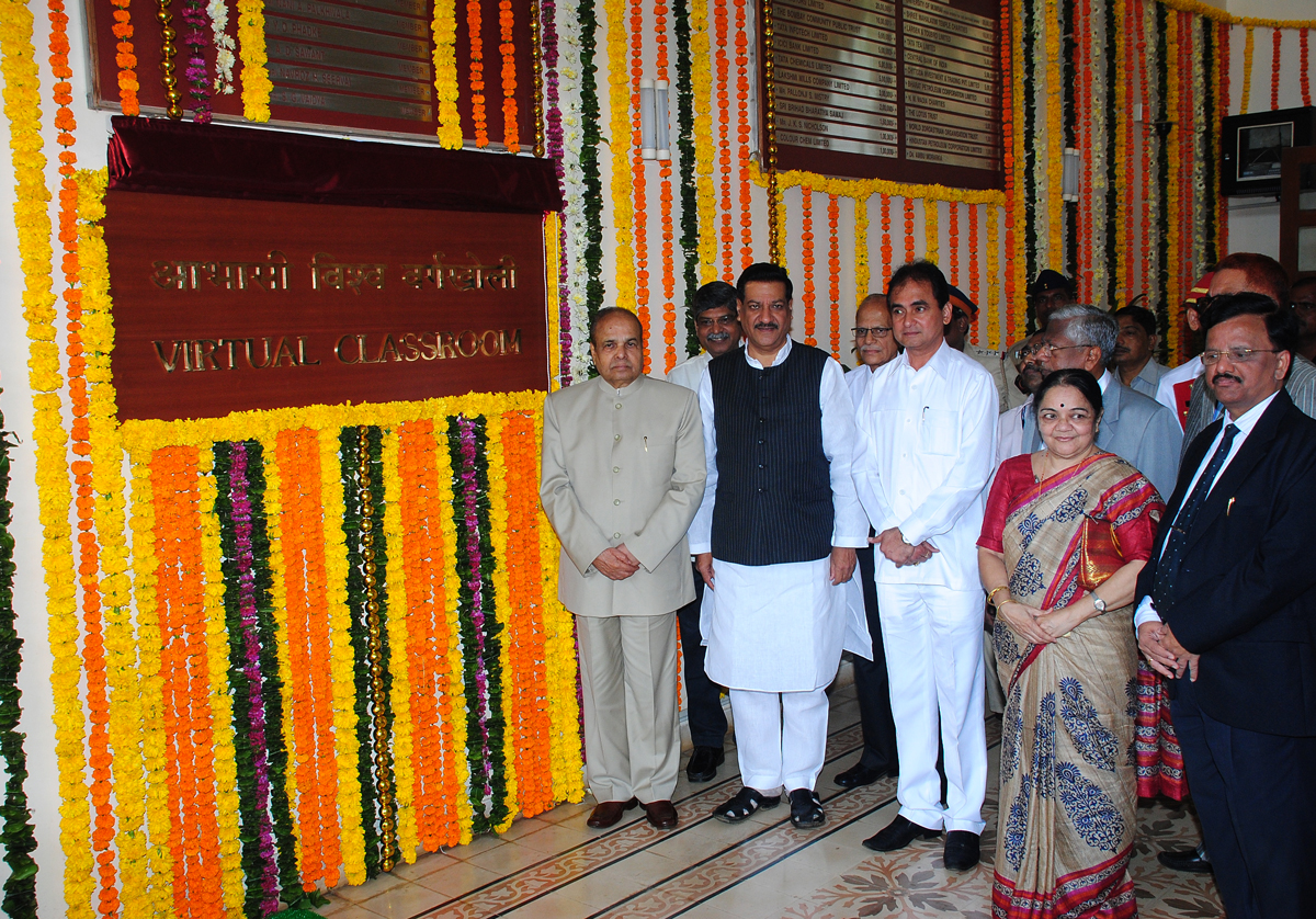 THE GOVERNOR OF MAHARASHTRA K.SANKARNARAYANAN WITH CHIEF MINISTER PRITHVIARJ CHAVAN TON INAUGURATE THE VIRTUAL CLASSROOM AT KALINA UNIVERSITY CAMPUS.