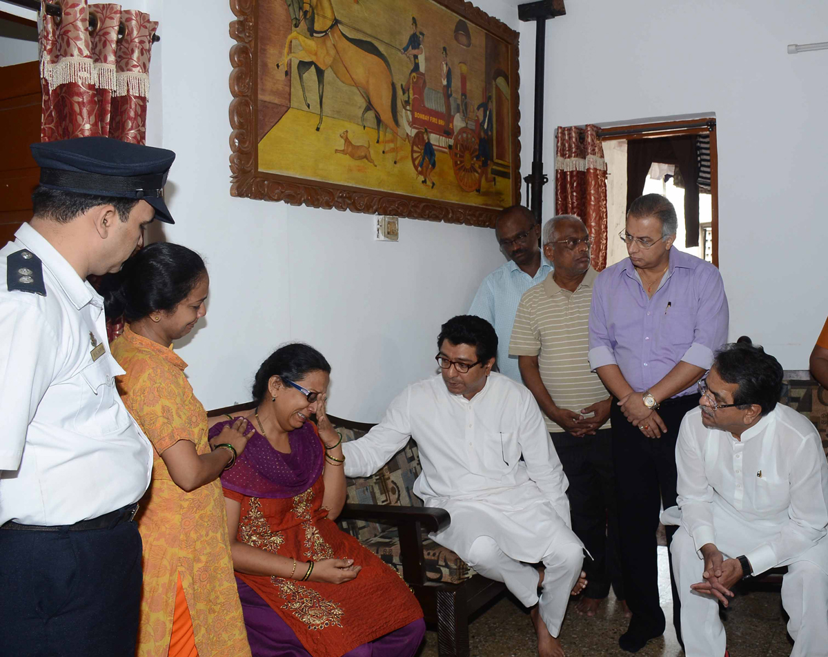 MNS Chief Raj Thackeray Meets Kalbadevi Fire Martyred Firemens Family.