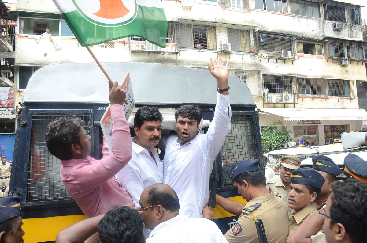 Mumbai Youth Congress Protest Demonstration Demanding MP.  Chief Minister Shivraj Chouhan's Resignation at Dadar outside BJP Mumbai Pradesh Office.