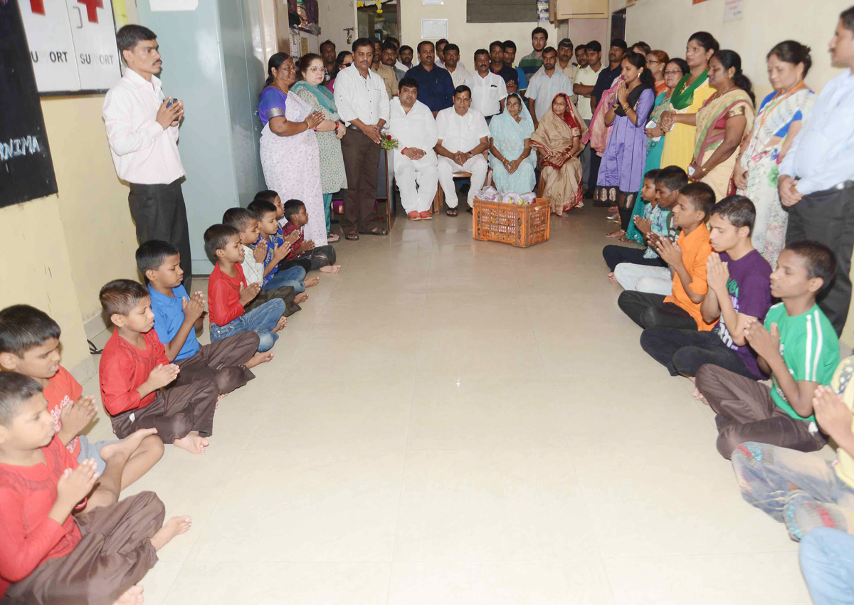 Ex MRCC President & Ex MLA Kripashankar Singh Celebrate Birthday at Anathashram Kalina.