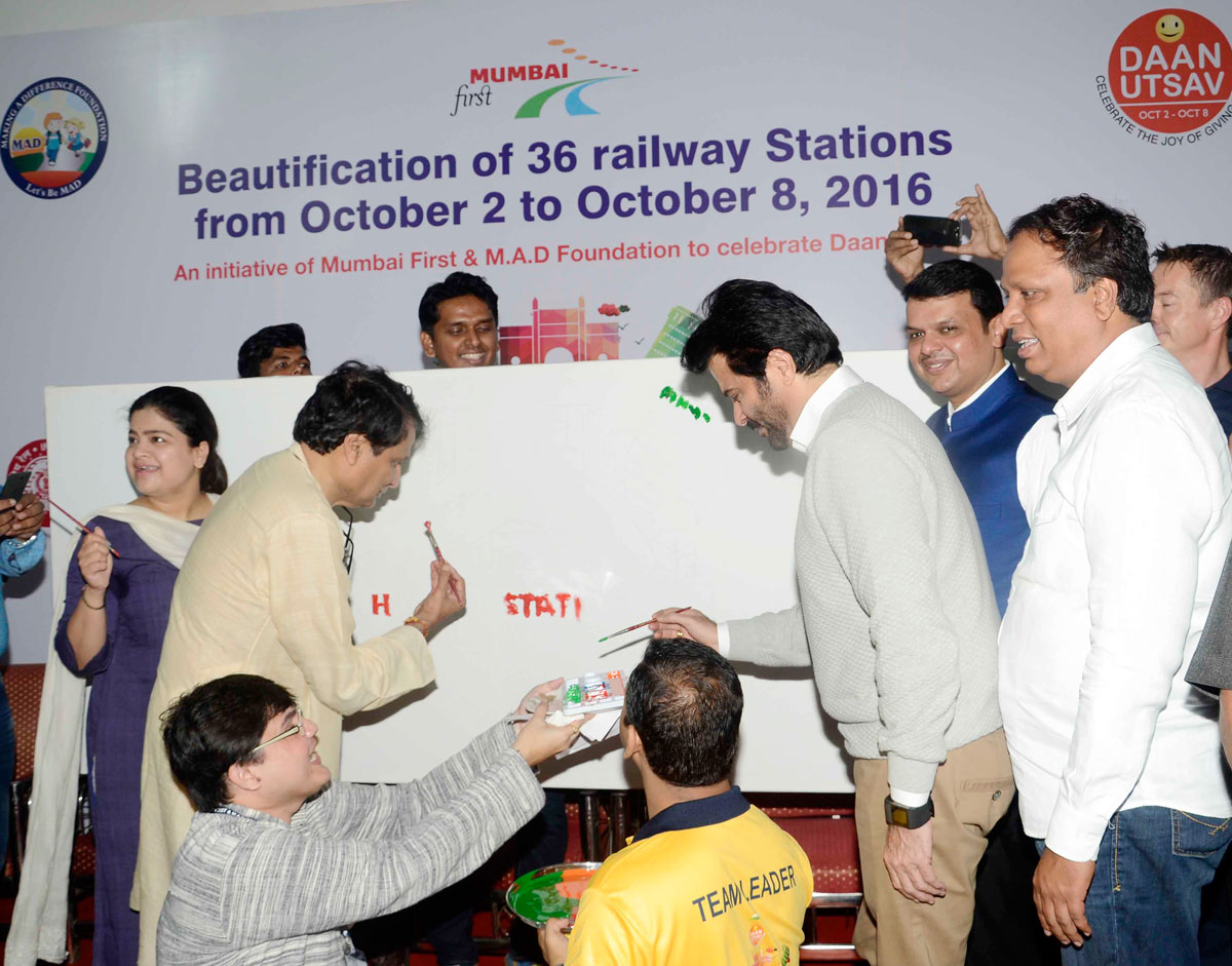 Chief Minister Devendra Fadnavis & Rail Central Minister Suresh Prabhu Launched "Hamara Station Hamari Shaan" at Bandra Station.