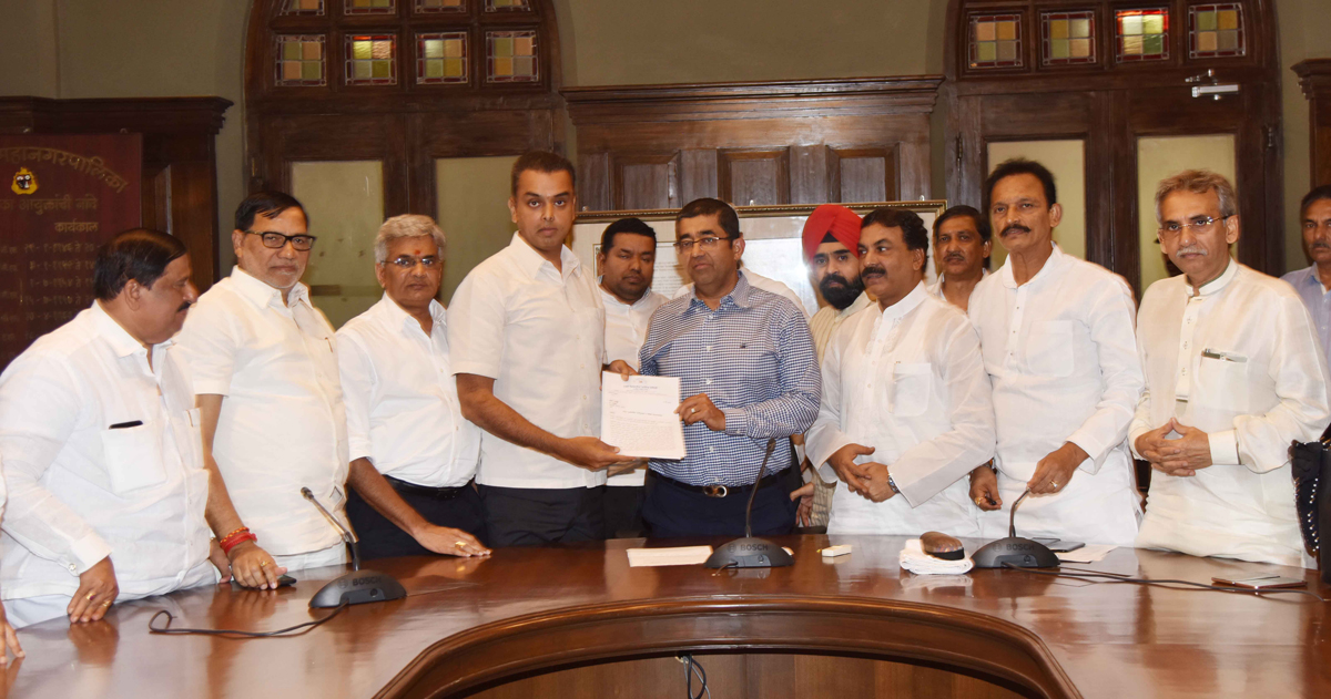 MRCC President Milind Deora Meets BMC Commissioner Pravin Pardeshi on various Issues in Mumbai .