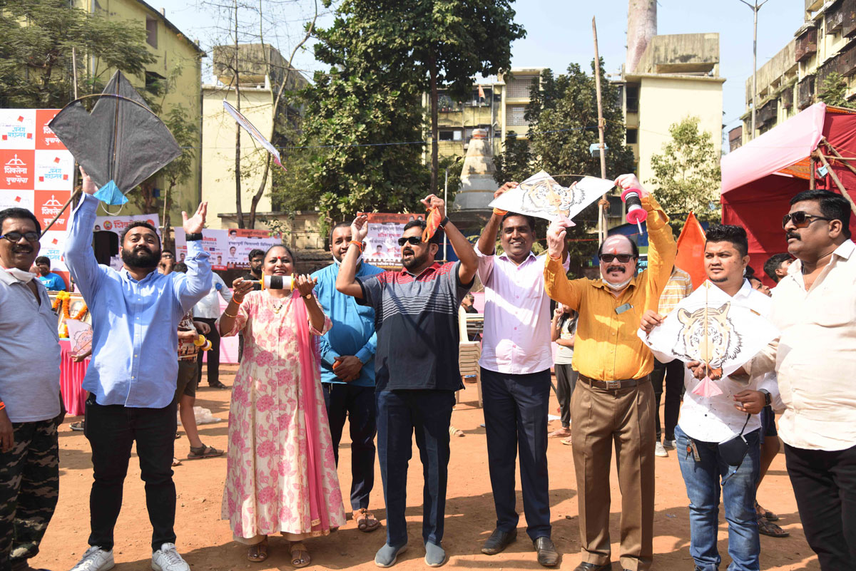 Shivsena Yuvasena Byculla Vidhansabha Sakha No.210 organised "Kite Festival" by Shivsena BMC Standing Committee President Yashwant Jadhav & MLA Smt.Yamini Yashwant Jadhav at Batli Boy Compound Farebunder.
