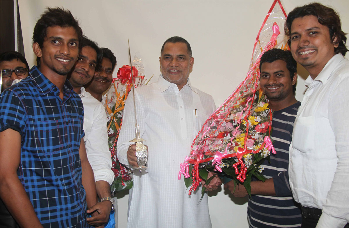 EX.MUMBAI CONGRESS PRESIDENT & MLA. KRIPASHANKAR SINGH & SMT.MALDEVI KRIPASHANKAR SINGH ON THIER BIRTHDAY IN MUMBAI.