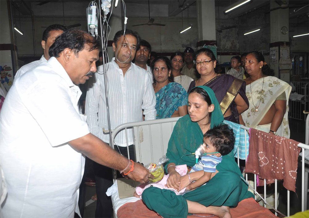 MLA KALIDAS KOLMBKAR AT K.E.M.HOSPITAL.