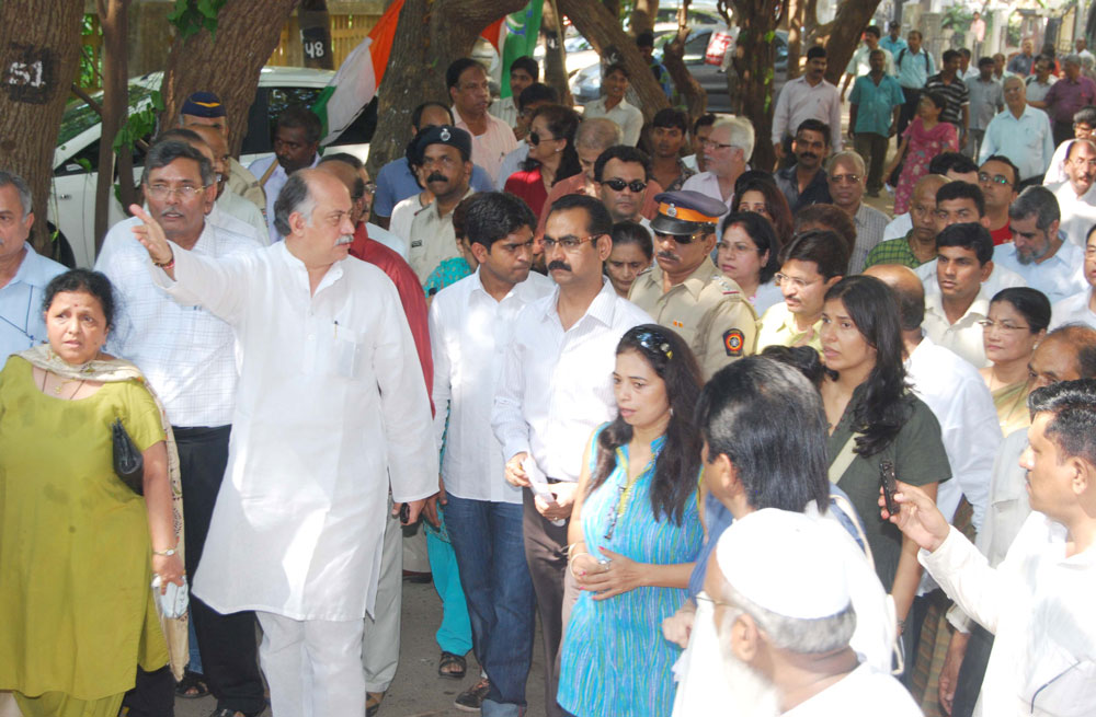 UNION MINISTER GURUDAS KAMAT ON SURVEY OF HIS  LOKSABHA CONSTITUENCY.