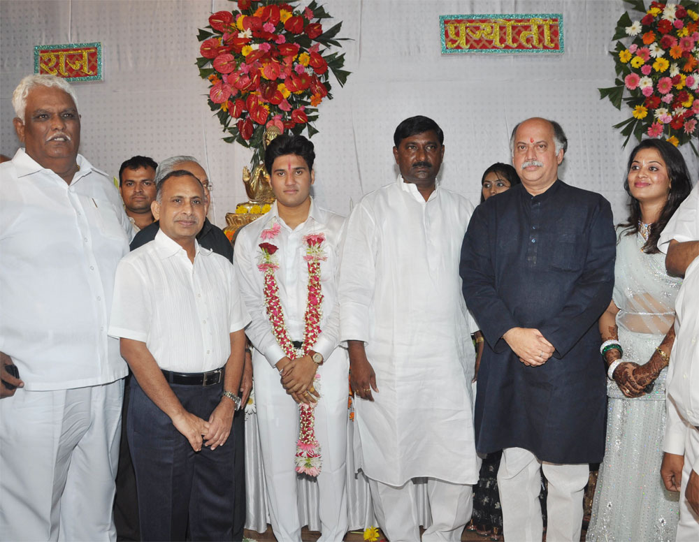 UNION MINISTER GURUDAS KAMAT ATTENDS EX.MIN. & MLA. CHANDRAKANT HANDORE"S DAUGHTER WEDDING AT CHEMBHUR.