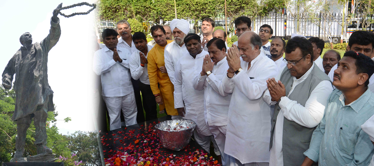 AICC Gen.Sec.Gurudas Kamat Paying Homage To Bharat Ratna Former Prime Minister Late.Rajiv Gandhi on His Birth Anniversary at Cooperage Ground Colaba.