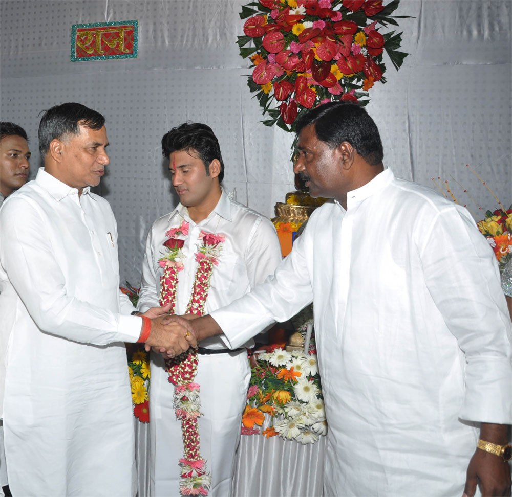 MUMBAI CONGRESS PRESIDENT & MLA KRIPASHANKAR SINGH ATTENDS EX.MIN. & MLA. CHANDRAKANT HANDORE"S DAUGHTER WEDDING AT CHEMBHUR.