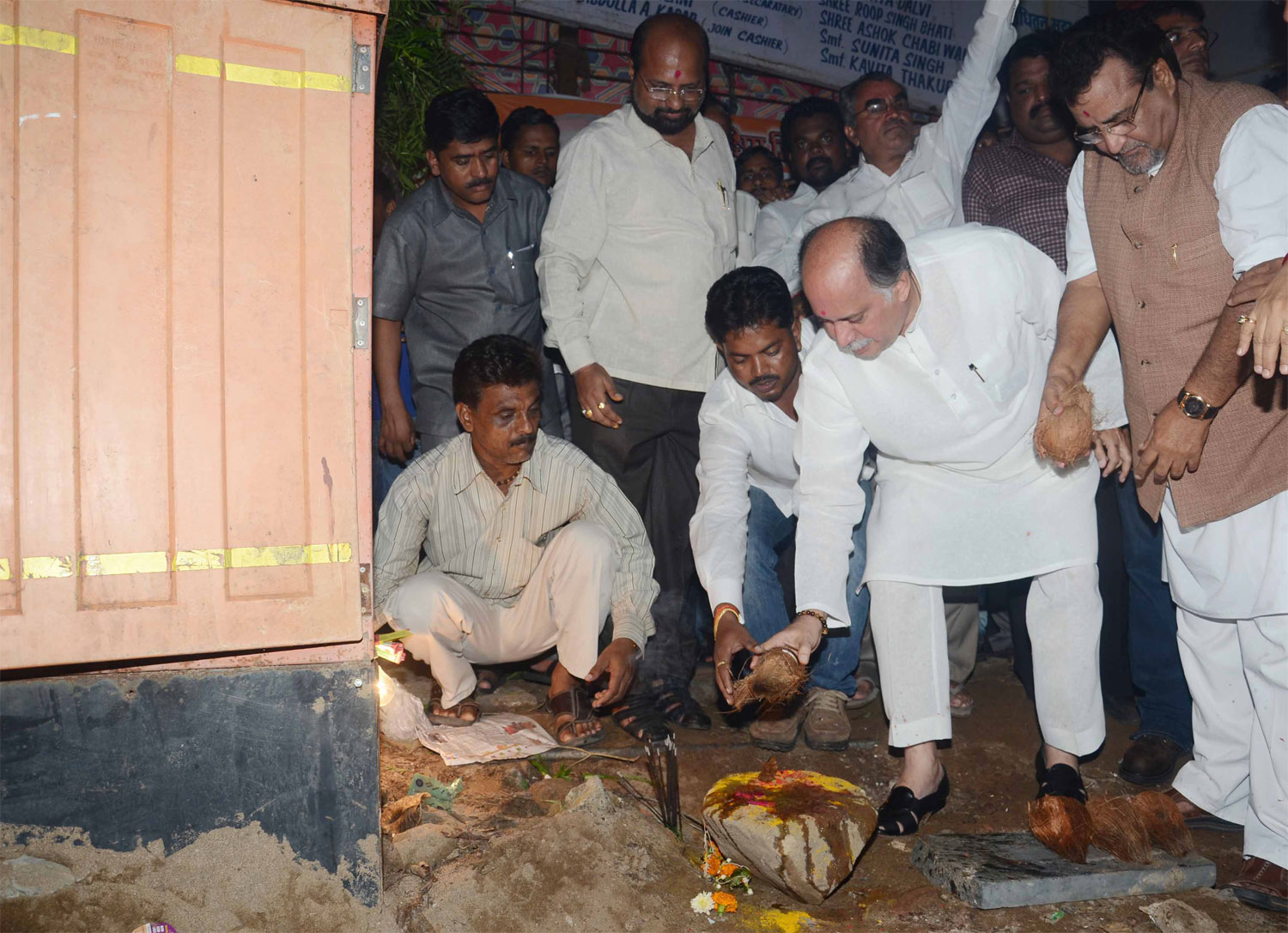 M.P.& EX.UNION MINISTER GURUDAS KAMAT INAUGURATED THE NEWLY ERECTED LAMP POST AT VERSOVA BEACH.