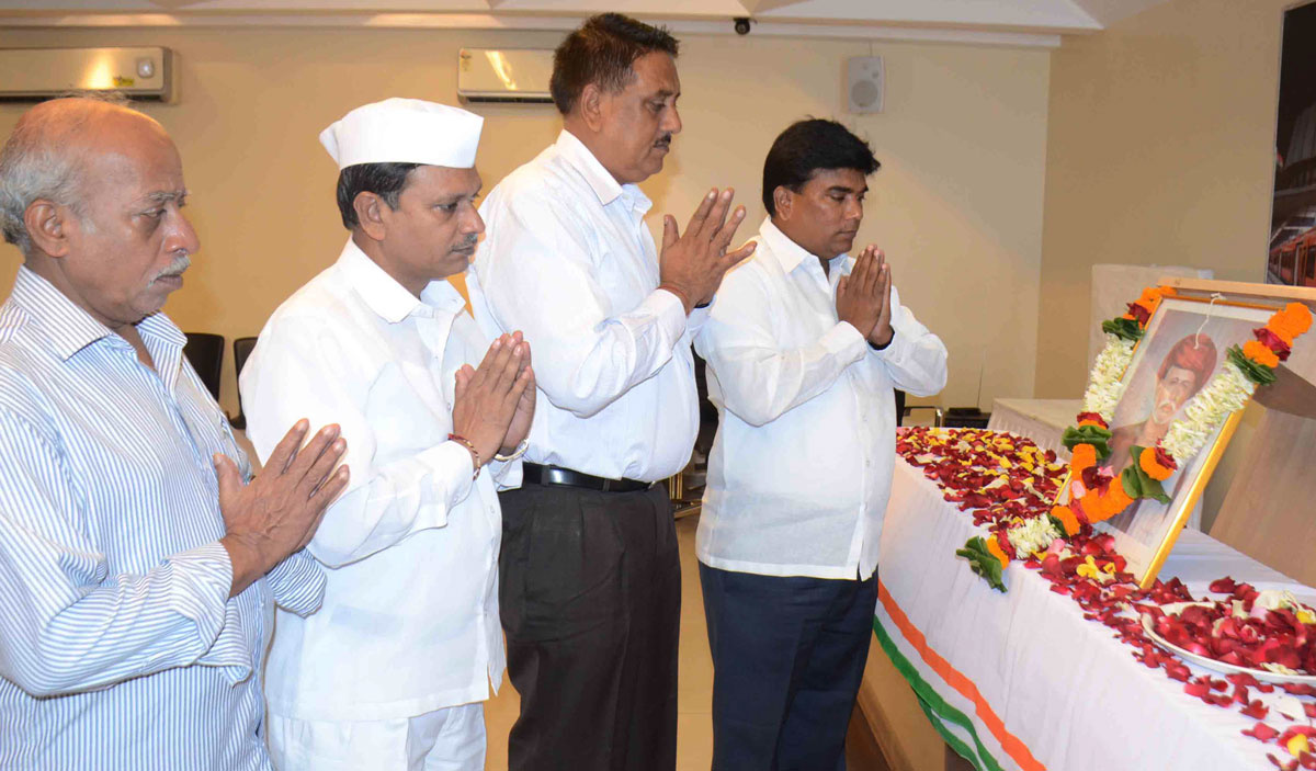 Mumbai Congress Leader's Paying Tribute to Mahatama Jyotiba Phule on his Death Anniversary.