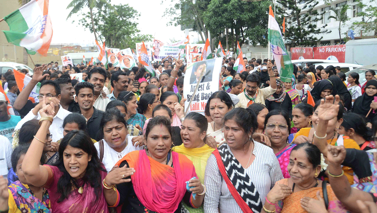 Mumbai Mahila Congress, Mumbai Pradesh Youth Congress and Mumbai NSUI have jointly Organised a Massive Morcha against BJP Sarkar  near Rangsharda, Bandra West.