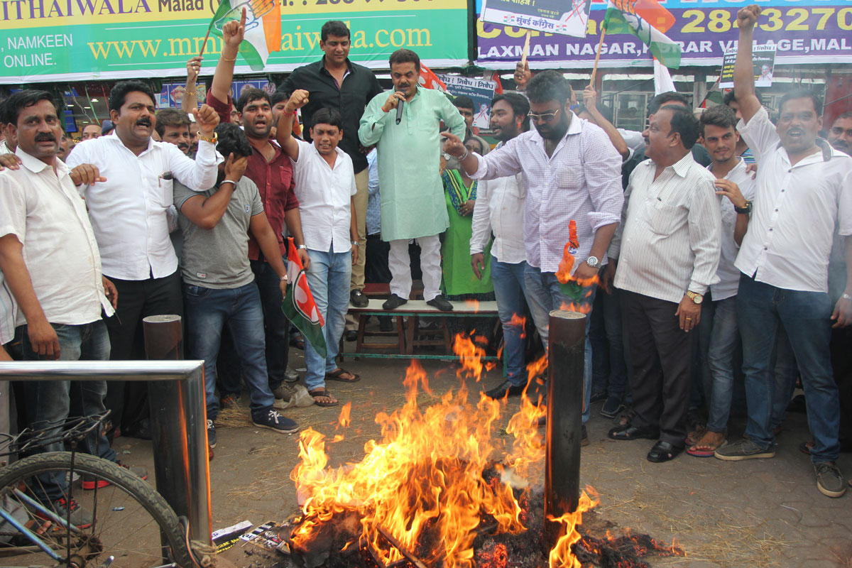 Mumbai Congress Protest against BJP- Shivsena Govt. at Malad Mumbai.