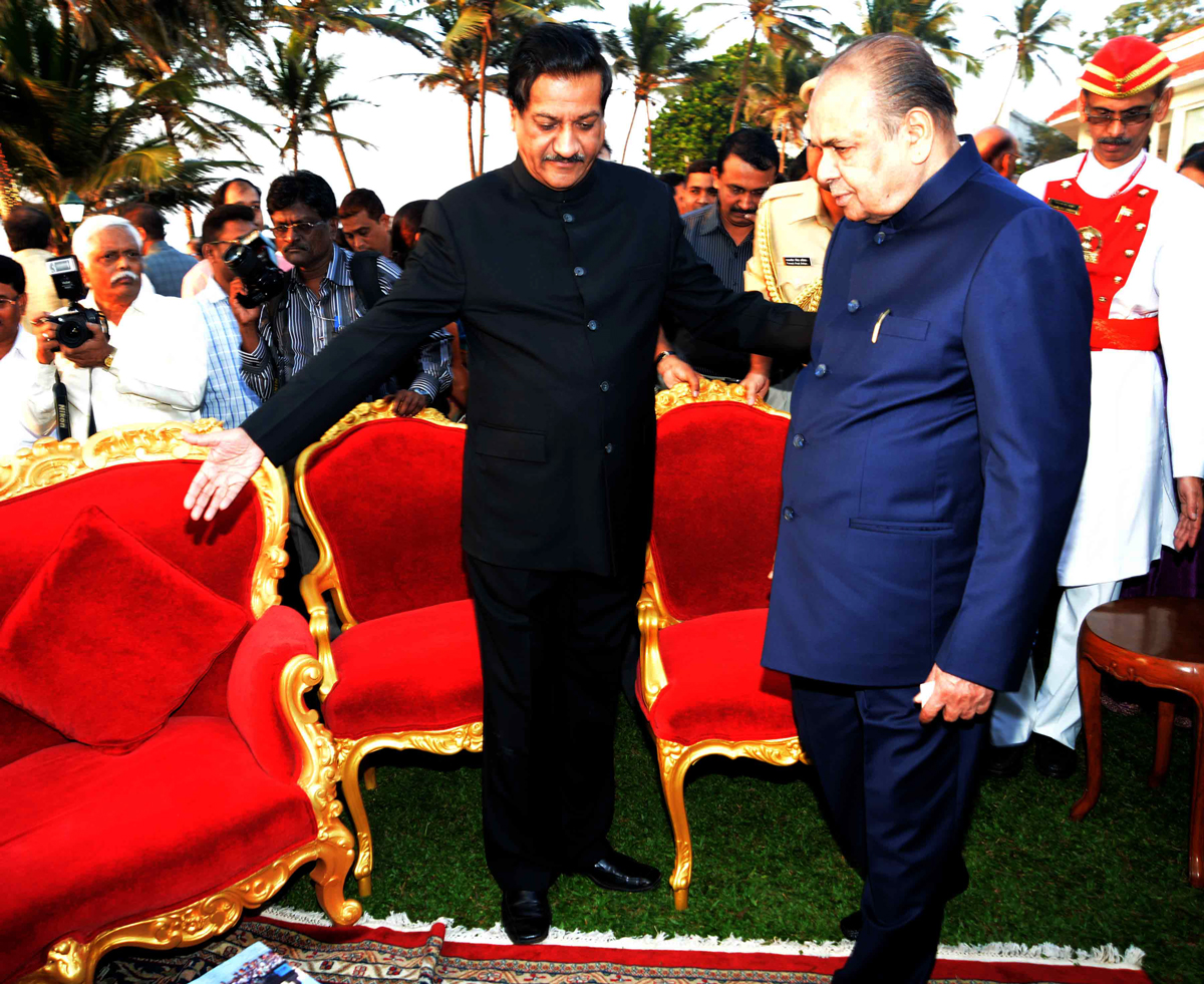 GOVERNOR K.SANKARNARAYANAN & CHIEF MINISTER PRITHVIRAJ CHAVAN AT RAJ BHAVAN MUMBAI.