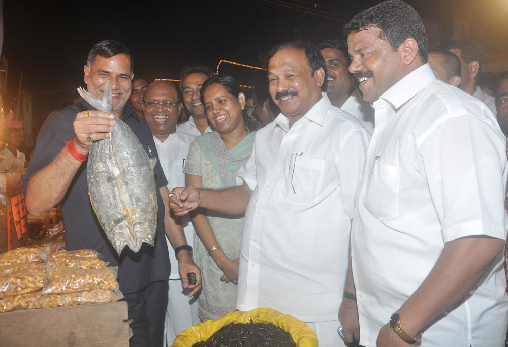 MUMBAI CONGRESS PRESIDENT KRIPASHANKAR SINGH, M P EKNATH GAIKWAD & MINISTER VARSHAA TAI GAIKWAD IN  MALWANI FESTIVAL AT DADAR.