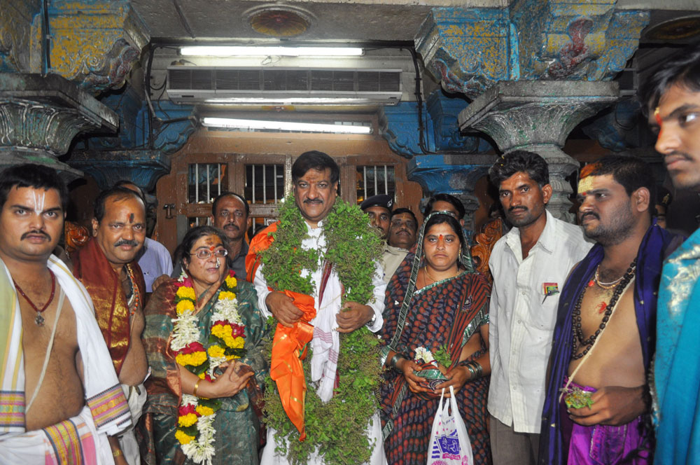 CHIEF MINISTER PRITHVIRAJ CHAVAN WITH WIFE SMT.SATAVSHEELA CHAVAN FOR VITHAL DARSHAN IN PANDHARPUR ON OCCASION OF ASHADI EKADASHI.