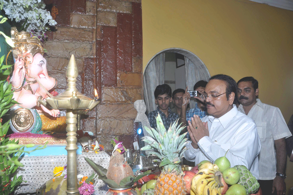 Dy Chief Minister Chagan Bhujbal Visited The Resident Of Muncipal Corporeter Mangesh Bansod At Savta Mali Bhavan.