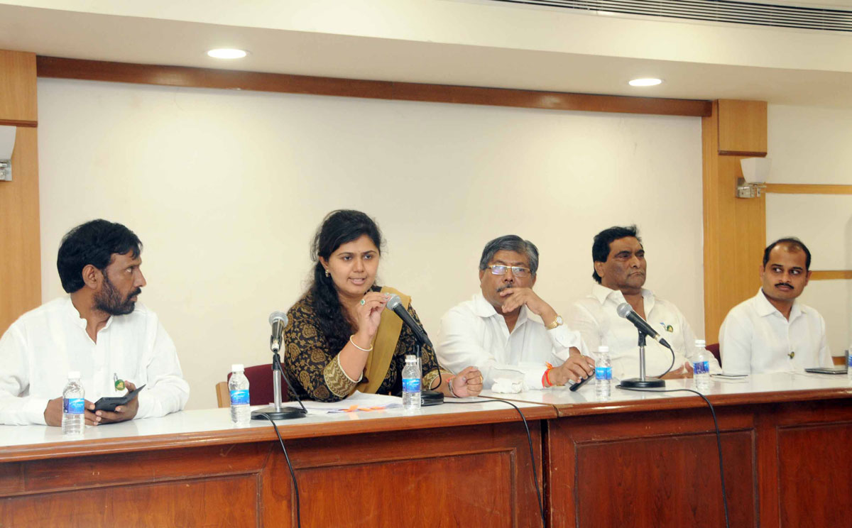 Minister Pankaja Munde-Palve meeting with Sugarcane Cutter Workers at Mantralaya.