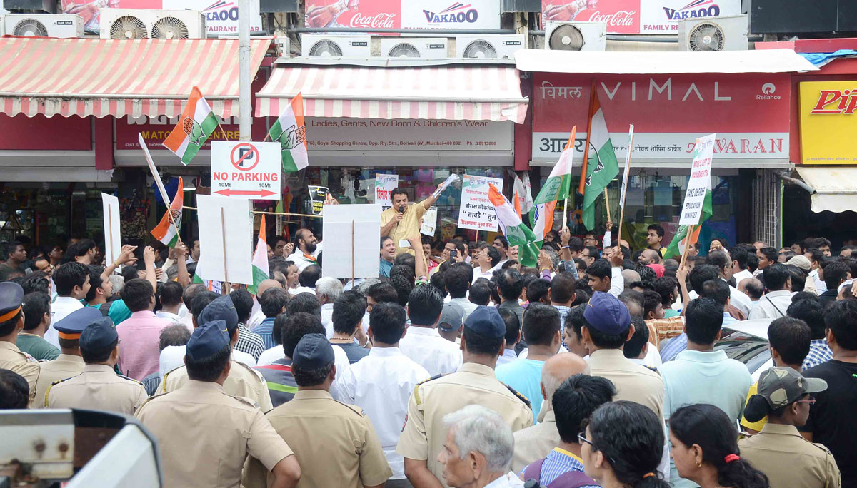 Mumbai Congress Protest at Borivali to Lodge Complaint Against Education Minister Vinod Tawade for Submitting Fake Degree Certificate.