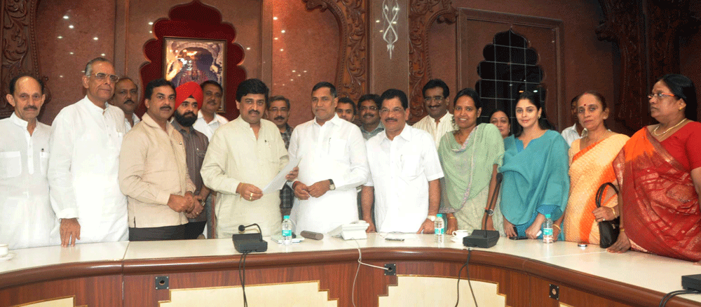 MUMBAI CONGRESS PRESIDENT KRIPA SHANKAR SINGH WITH HIS TEAM MEETS CHIEF MINISTER ASHOK CHAVAN.
