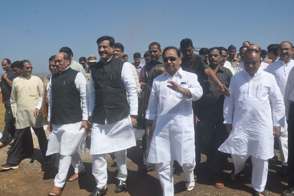 CHIEF MINISTER PRITHVIRAJ CHAVAN MPCC PRESIDENT MANIKRAO THAKRE & MINISTER NARAYANRAO RANE AT KANKAVLI.