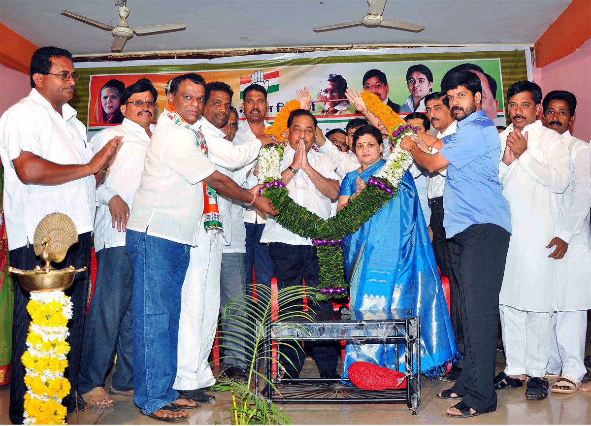 MINISTER NARAYANRAO RANE SEEN FELICITATING ELECTED ZILLA PARISHAD CANDIDATES AT SINDHUDURG.