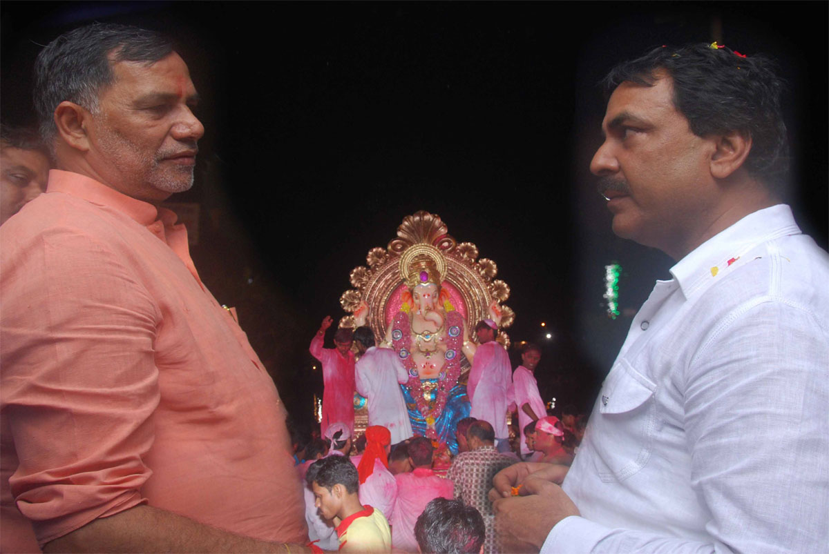 GUARDIAN MINISTER MOHD.ARIF (NASEEM) KHAN & MRCC PRESIDENT KRIPASHANKAR SINGH ON OCCASION OF GANESH VISARJAN AT SHEETAL TALAW.