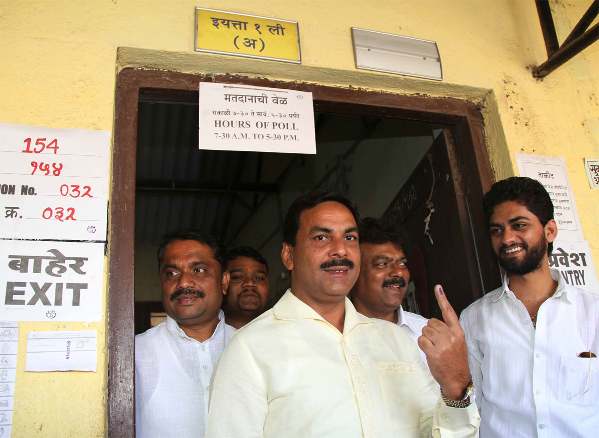 MINISTER.MOHD.ARIF NASIM KHAN CAST VOTE AT KURLA CHANDIVLI.