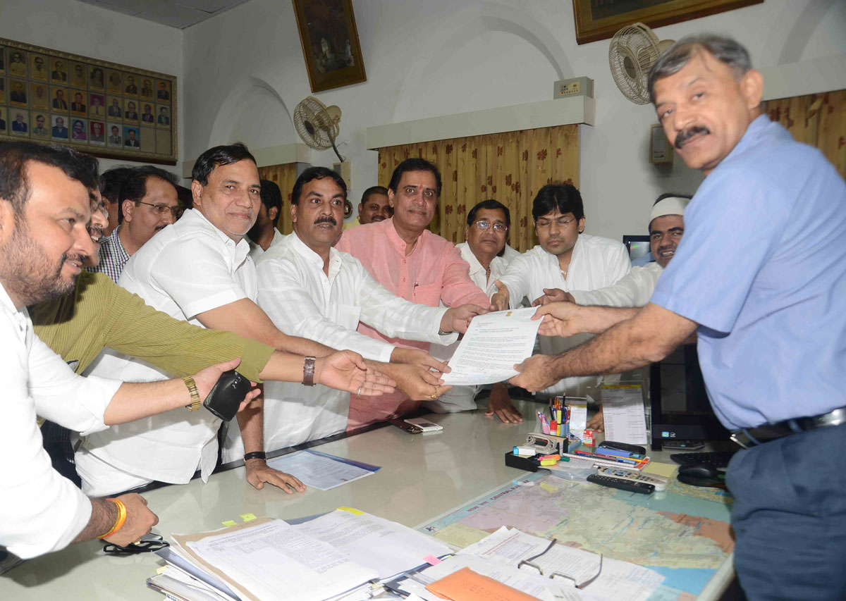 Mumbai Congress Leaders meets Railway GM Sunil Kumar Sood.