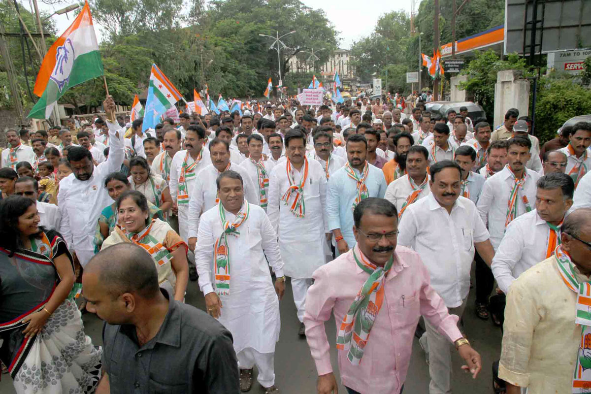 MPCC Leaders Protest for the Rights of Farmers in all over Maharshtra.