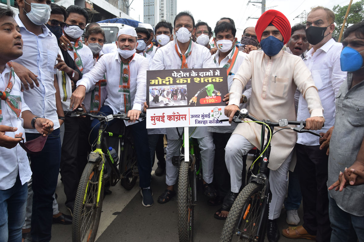 Mumbai Congress President Bhai Jagtap with Team Protest agianst BJP Govt. at Borivali on issue of Petrol Diesel Price Hike Rates.