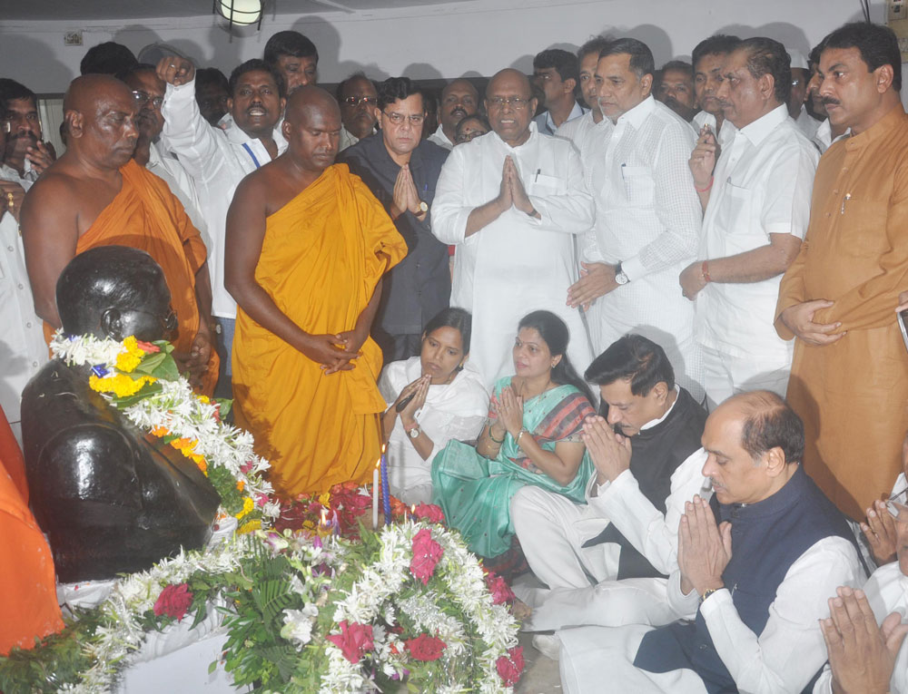 CHIEF MINISTER PRITHVIRAJ CHAVAN ,MPCC PRESIDENT MANIKRAO THAKARE,MRCC PRESIDENT KRIPASHANKAR SINGH TRIBUTE TO DR. BABASAHEB AMBEDKAR ON HIS 54th MAHAPARINIRVAN DIN AT CHAITYA BHUMI DADAR.