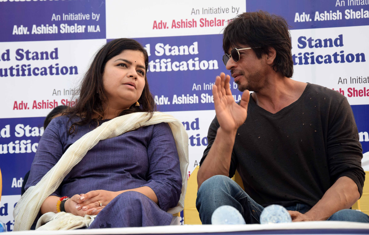 MP Poonam Mahajan,Cine Star Shahrukh Khan & MLA Ashish Shelar during Bhumi Pujan for Beautification at Bandra Band Stand.