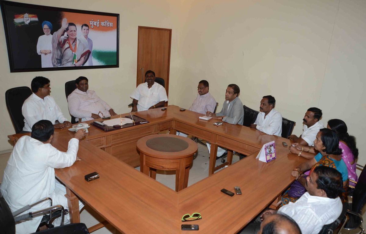 MUMBAI CONGRESS PRESIDENT JANARDAN CHANDURKAR MEETING WITH SC & ST CONGRESS PARTY WORKERS AT RAJIV GANDHI BHAVAN.
