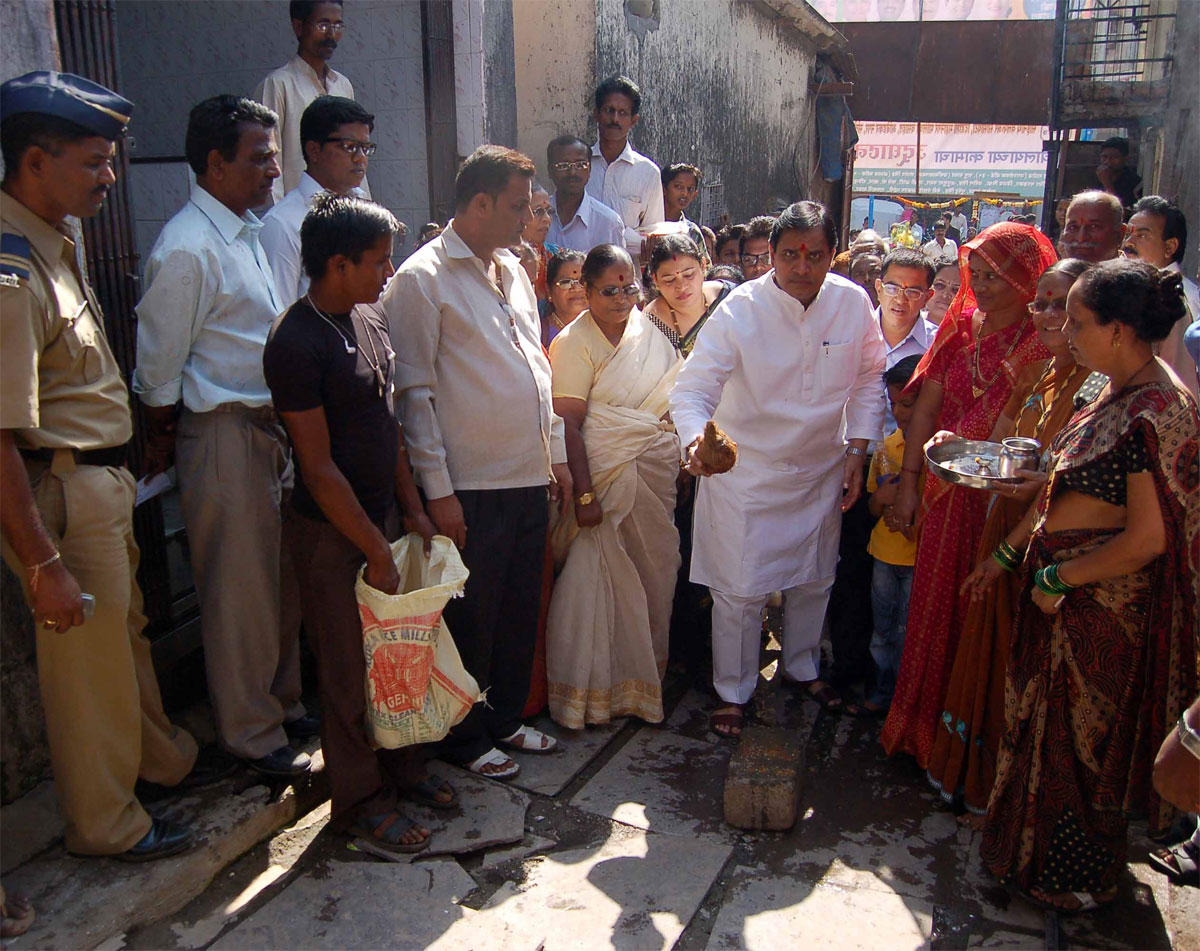 MLA & BMC.OPPOSITION LEADER RAJHANS SINGH AT DINDOSHI MALAD.