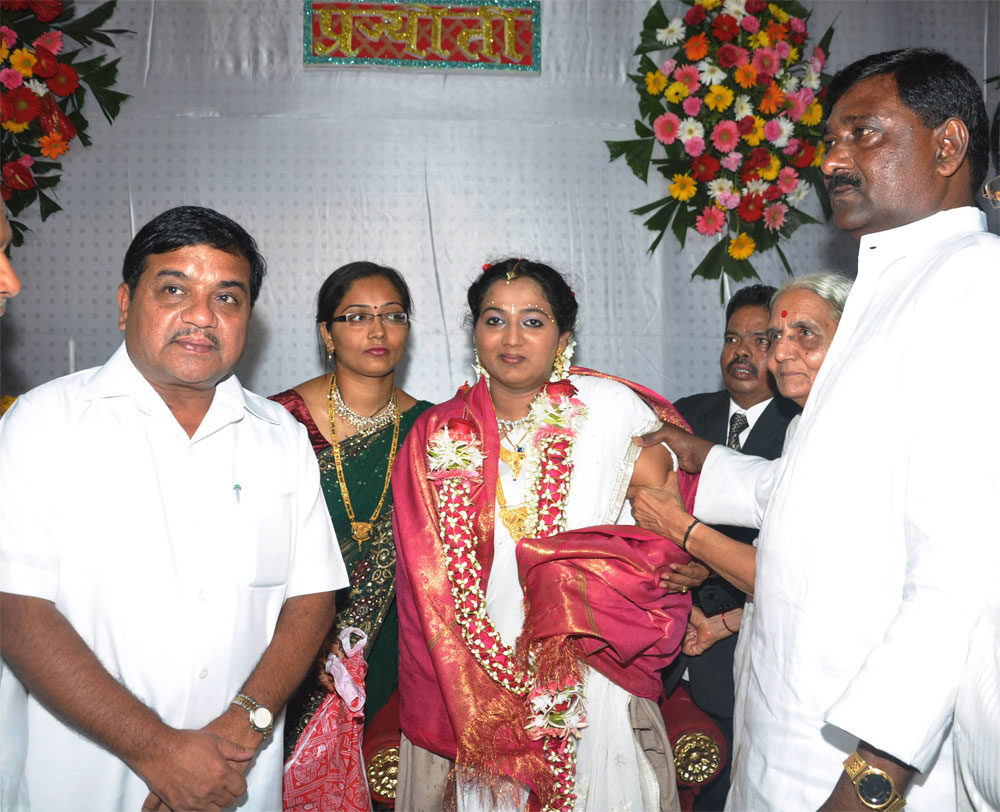 MINISTER R.R.PATIL ATTENDS EX.MIN. & MLA. CHANDRAKANT HANDORE"S DAUGHTER WEDDING AT CHEMBHUR.
