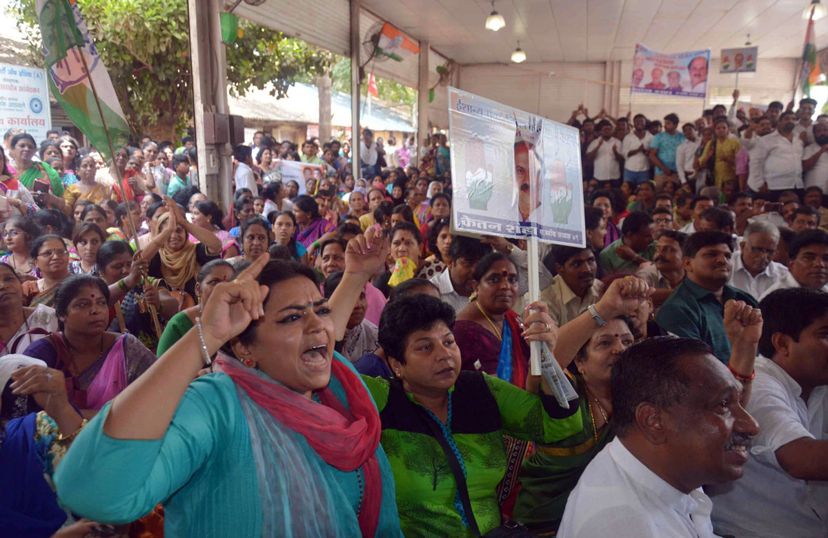 Congress Party Leaders & Party Workers gathered at Mumbai Congress Rajiv Gandhi Bhavan Requesting Gurudas Kamat to withdraw his Resignation.