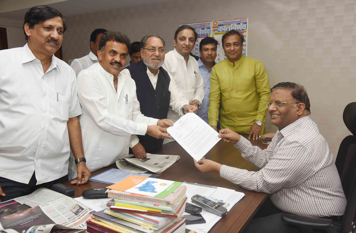 MRCC President Sanjay Nirupam with Team meets Election Commissioner of Maharashtra at new Administrative Bldg Opposite Mantralaya.