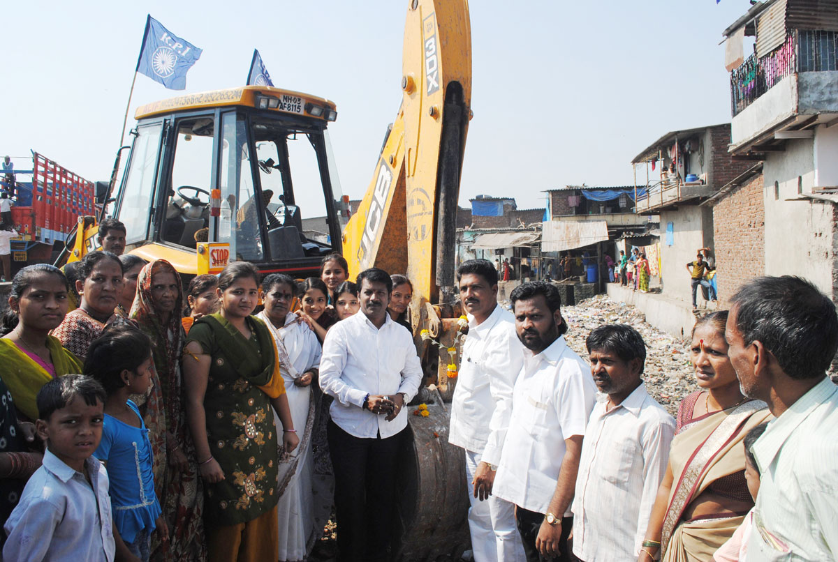 R.P.I.YOUTH PRESIDENT SACHINBHAI MOHITE IN THE PRESENCE CLEAN UP WADALA MUHIM AT MUMBAI.