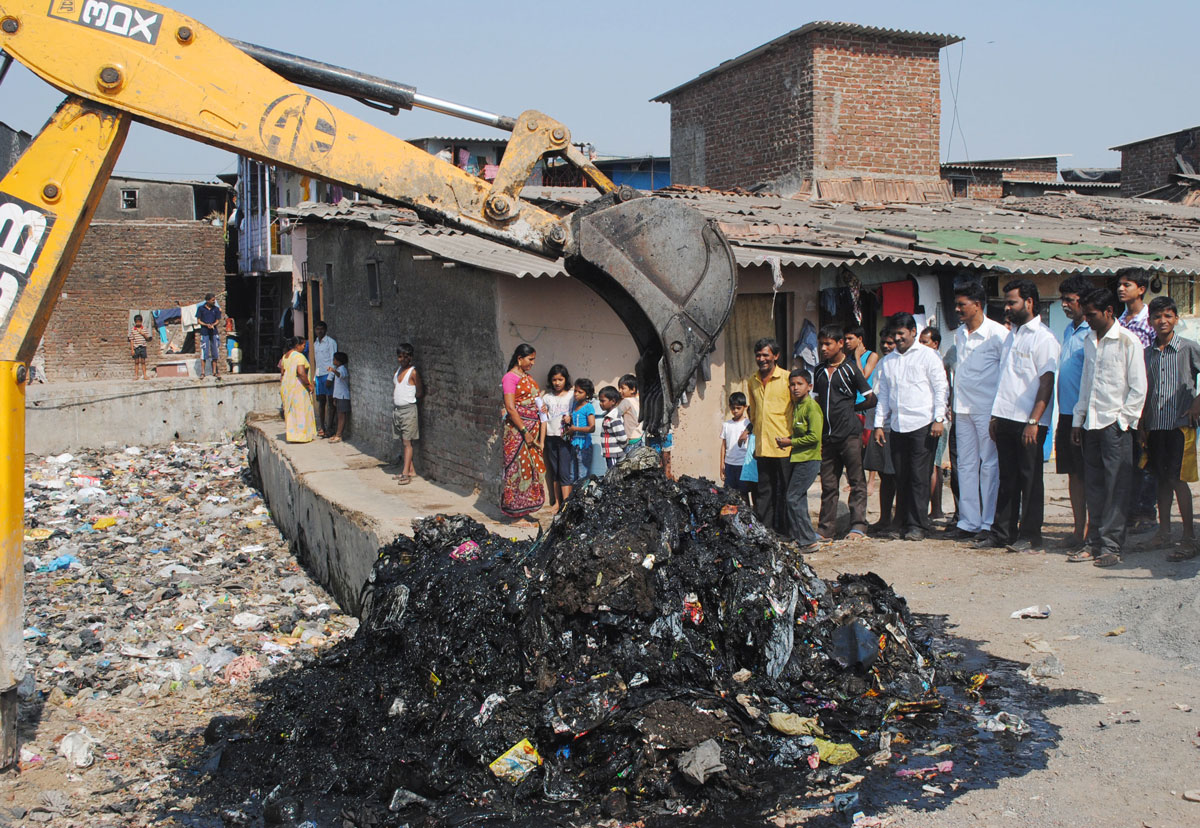 R.P.I.YOUTH PRESIDENT SACHINBHAI MOHITE IN THE PRESENCE CLEAN UP WADALA MUHIM AT MUMBAI.