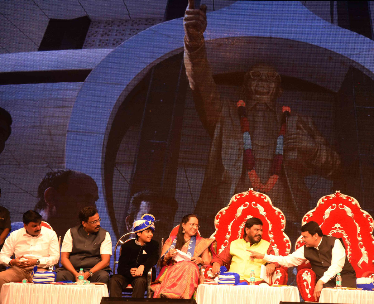 RPI Leader & Social Justice Union Minister Ramdas Athawale Felicitated by Chief Minister Devendra Fadnavis at Shanmukhanand.