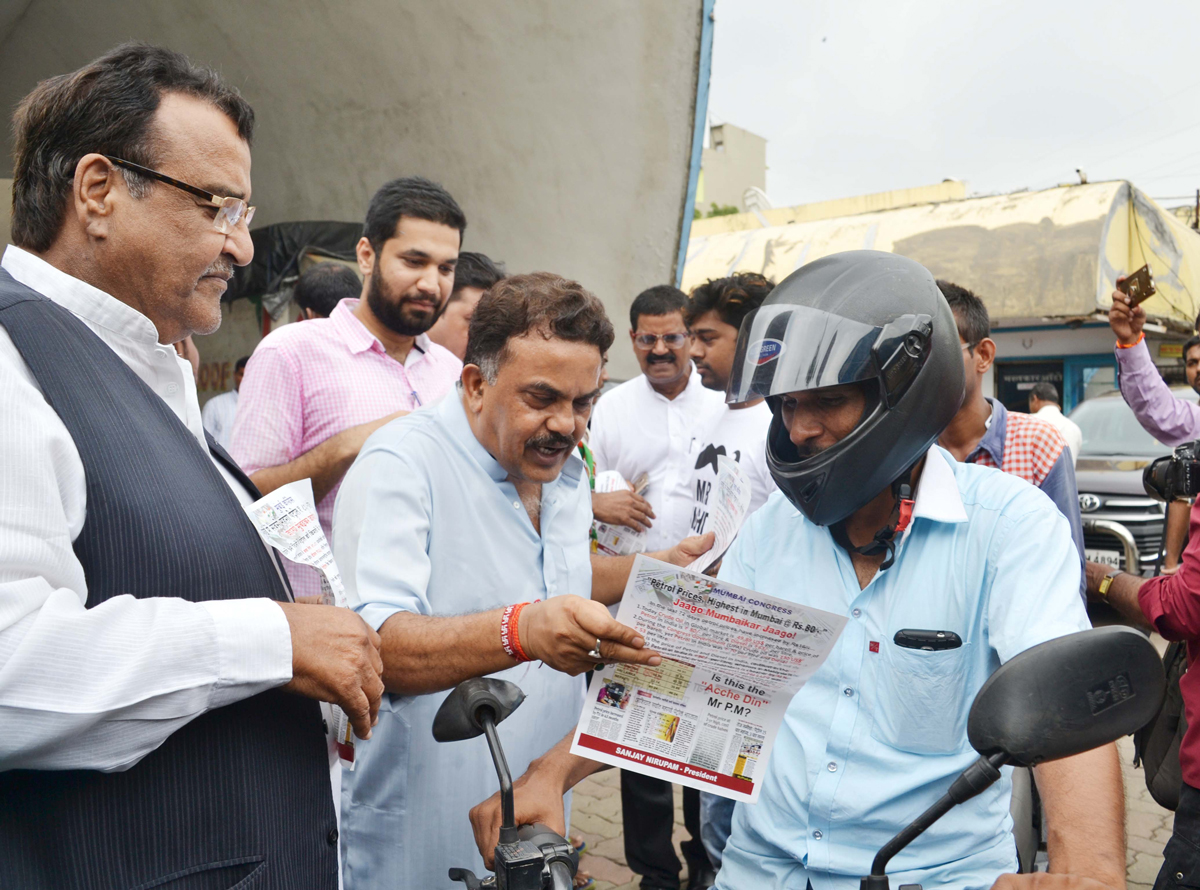 Mumbai Congress President Sanjay Nirupam Protest on Petrol Price Hike.