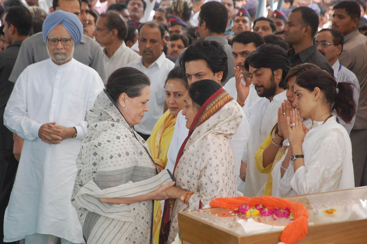 TRIBUTE TO UNION MINISTER & EX.CHIEF MINISTER VILASRAO DESHMUKH ON HIS FUNERAL AT LATUR.