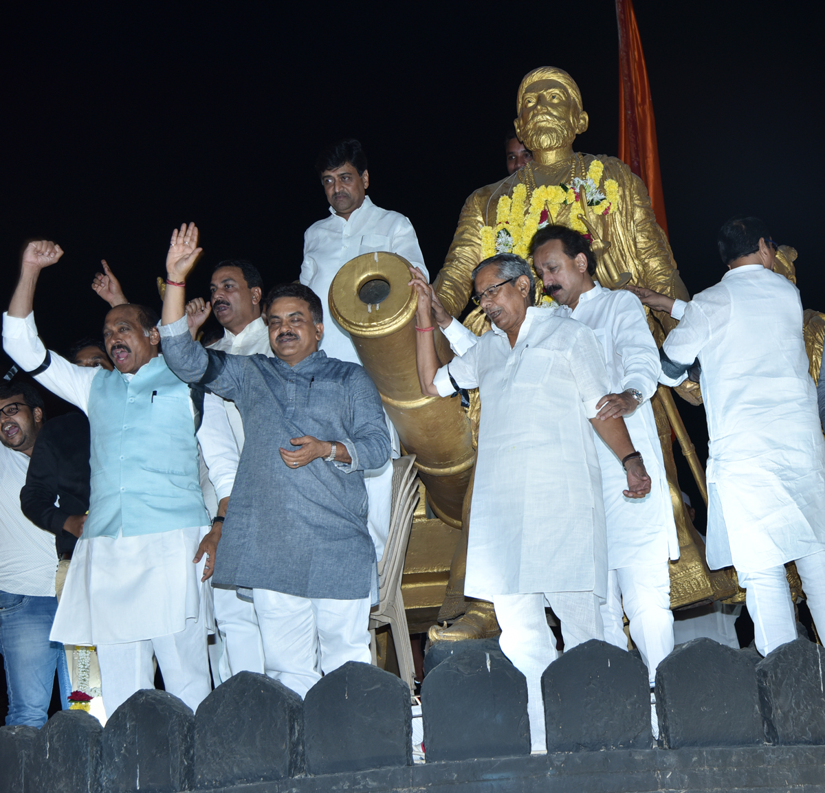 Mumbai Political Parties on One Year Completion of Demonetisation at Juhu Chowpati.