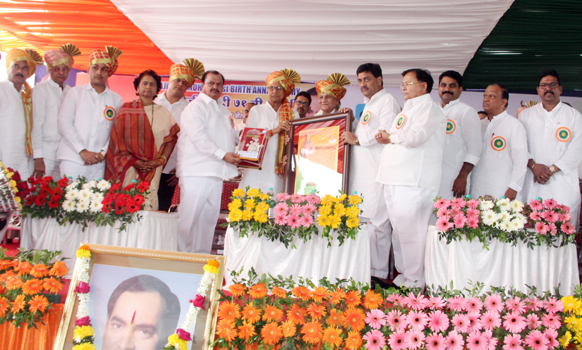 MPCC President Ashokrao Chavan & AICC Gen.Sec- MPCC Observer Mohan Prakash during Farmers Rally at Kolhapur.